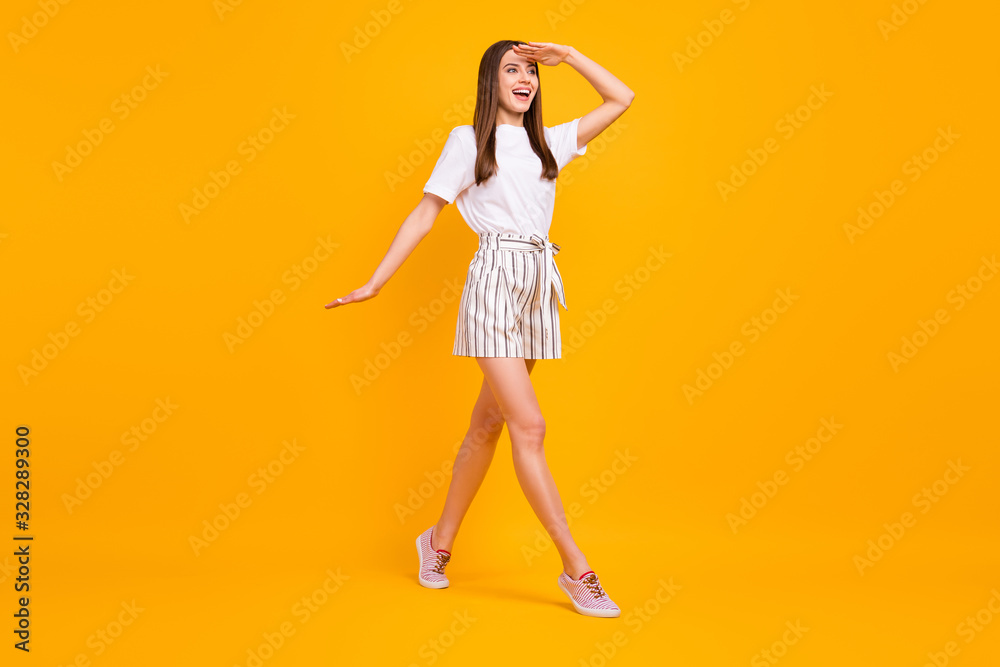 Φωτογραφία Full body profile photo of attractive funny lady walking down street enjoy sunny