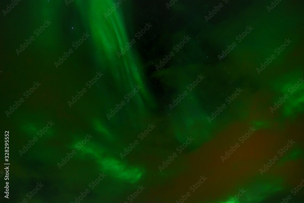 aurore boréale verte dans un ciel étoilé