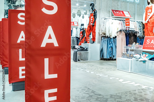 Discount on the banner on sale at the Mall at the entrance.