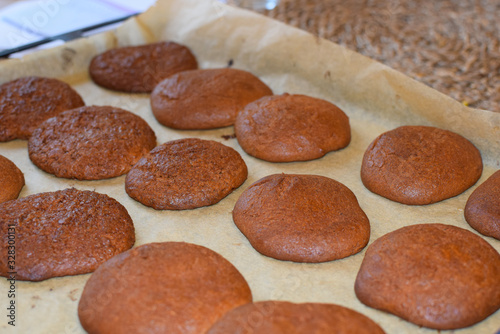 Baking cinnamon gingerbread. Gingerbread cookies on a baking sheet .