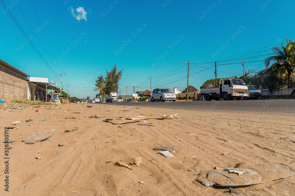 Fototapeta premium Ruchliwa droga z wieloma śmieciami wzdłuż niej w Maputo w Mozambiku