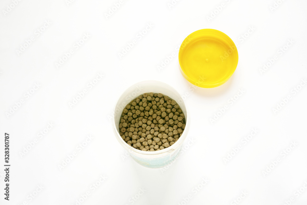 蓋が開いた容器に入っている小粒で丸い金魚の餌 Stock Photo Adobe Stock