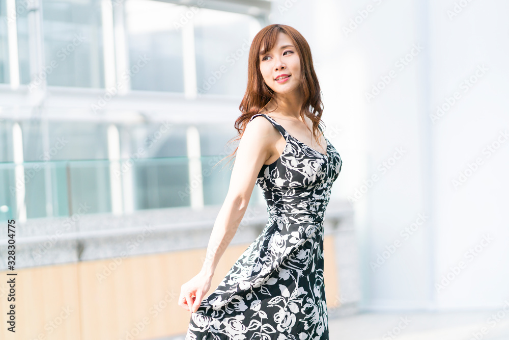 ワンピースの女性 ワンピースの女性