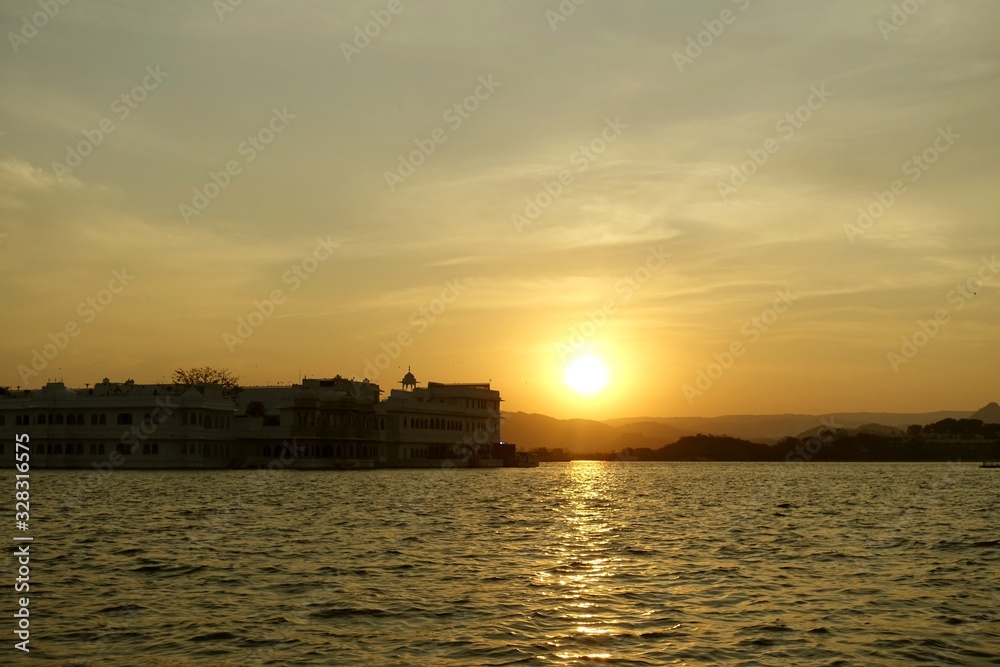 Inde rajasthan Lac Pichola coucher du soleil Inde rajasthan Lac Pichola coucher du soleil