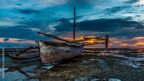 barca de pesca africana al atardecer