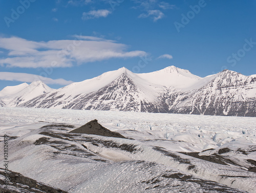 Gletscherwanderung auf dem Jökulsarlon Gletscher photo