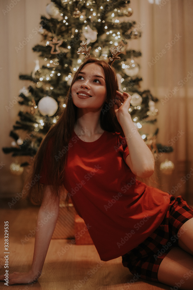 Christmas photos of a girl with a Christmas tree.