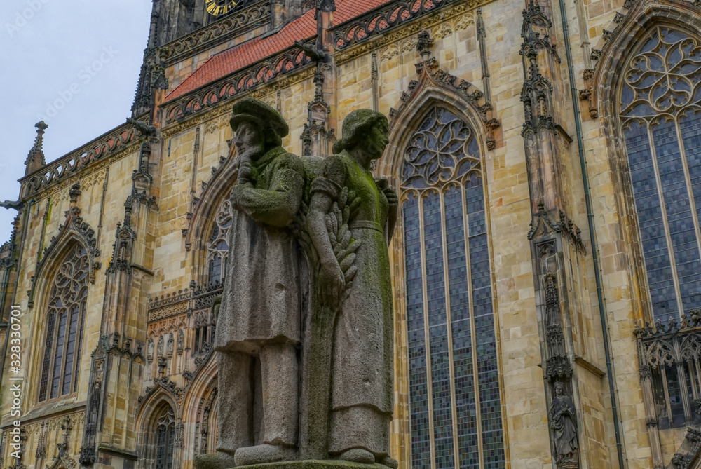 Skulpturen und historische Kirche in der Altstadt von Münster