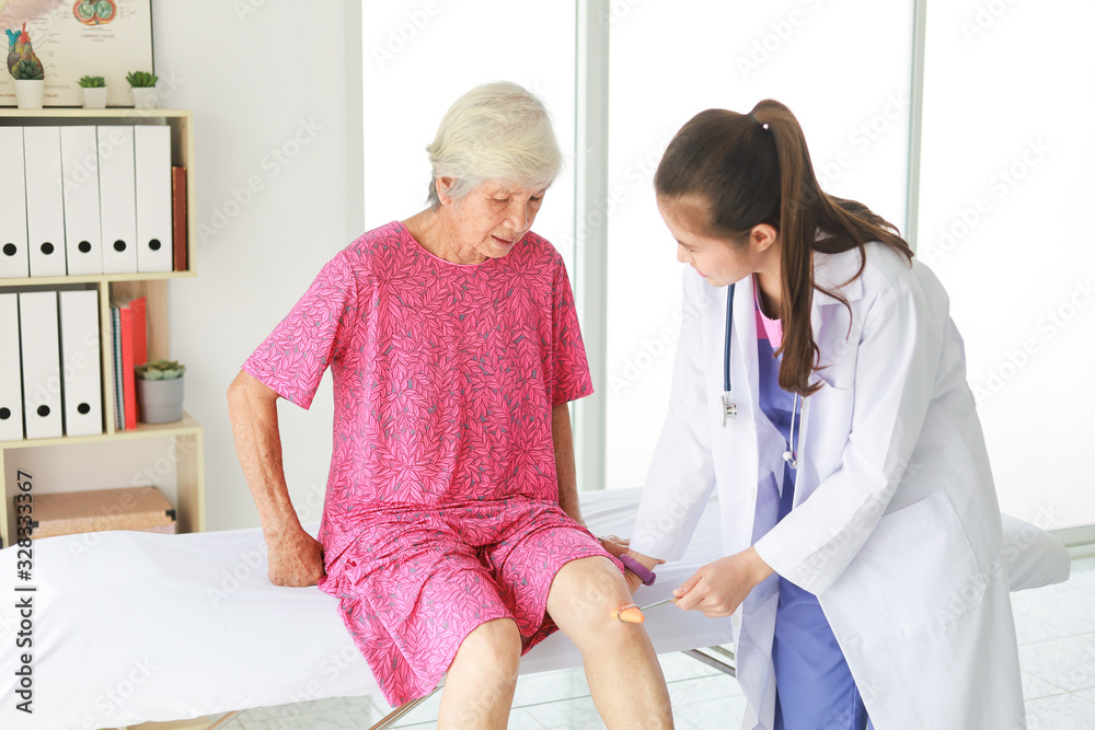 Obraz premium Asian Old Patient woman Talking with Medical Doctor women in clinic office hospital