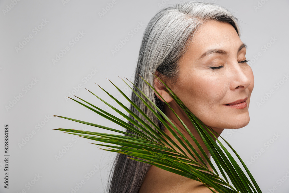 Naklejka premium Beauty portrait of an attractive mature topless woman