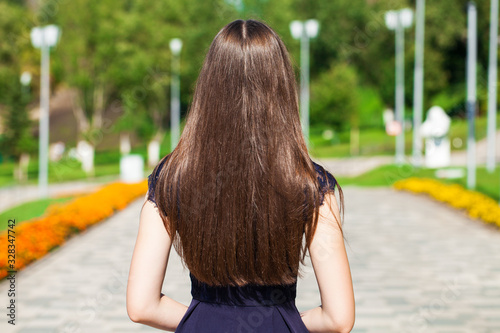 Close up Female brunette hair, rear view, summer park © Andrey_Arkusha
