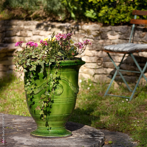 Φωτογραφία Pot de fleurs dans un jardin rustique du Quercy en France.