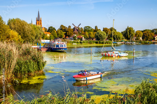 Heilig Geist Kirche und Bockwindmühle, Werder, Havel, Brandenburg, Deutschland 