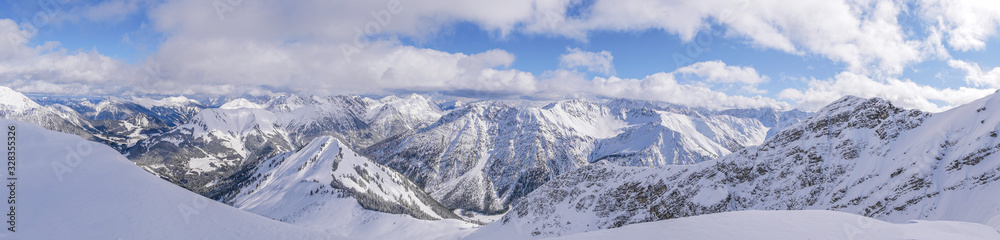 Winterpanorama von der Hinteren Steinkarspitze in die südlichen Lechtaler Berge
