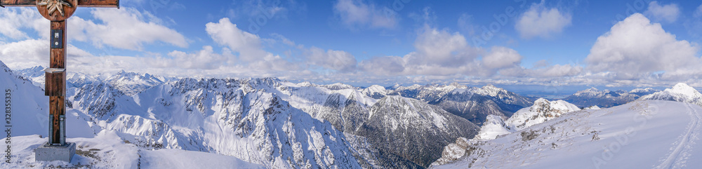 Winterpanorama von der Hinteren Steinkarspitze mit Gipfelkreuz im Lechtal Allgäuer, Tannheimer und Ammergauer Berge Winterpanorama von der Hinteren Steinkarspitze mit Gipfelkreuz im Lechtal Allgäuer, Tannheimer und Ammergauer Berge