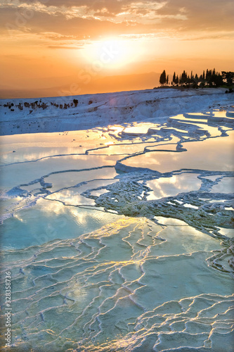 Obraz na płótnie Carbonate travertines the natural pools during sunset, Pamukkale, Turkey - UNESCO HERITAGE w salonie
