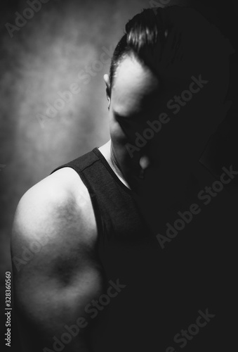 Schwarz Weiß Portrait Mann mit Muskeln 