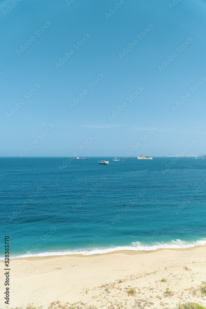 barcos en la mitad del mar azul barcos en la mitad del mar azul