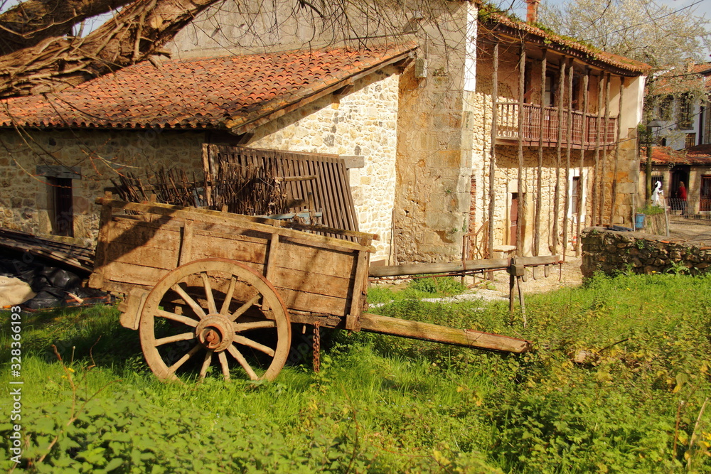 Obraz premium old wooden cart in Spanish village, ancient agricultural tool 