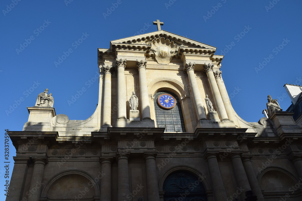 Paris, France : le fronton de l'église Saint-Roch, rue Saint-Honoré.