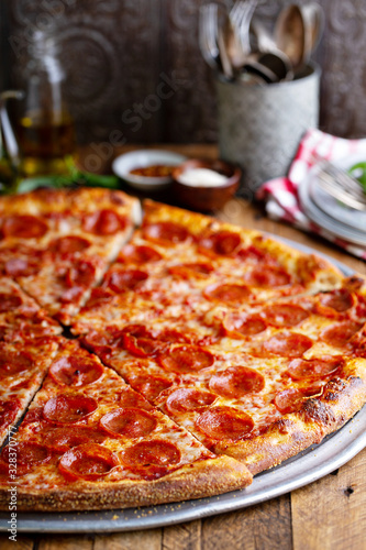 Foto Large pepperoni pizza