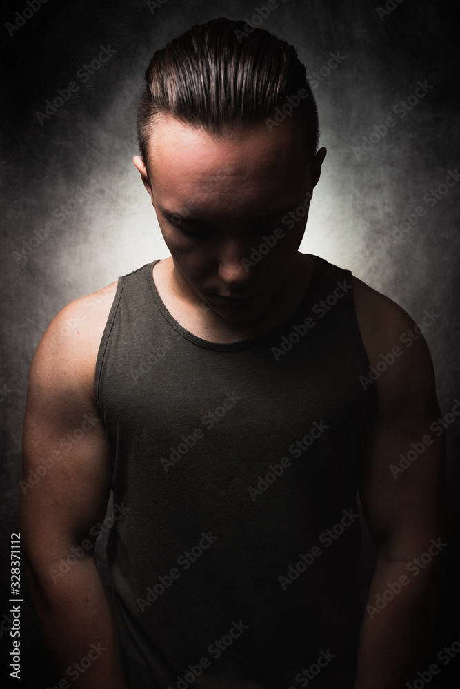 Portrait von einem Mann mit großen Muskeln