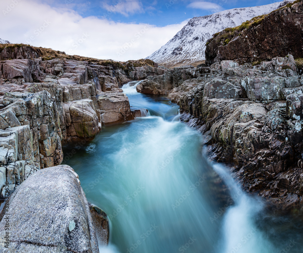 Obraz premium long exposure shot of the waterfalls in glen etive near loch etive and the entrance to glencoe and rannoch moor in the argyll region of the highlands of scotland during winter