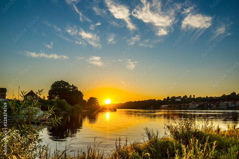 Obraz premium Sonnenuntergang an der Elbe