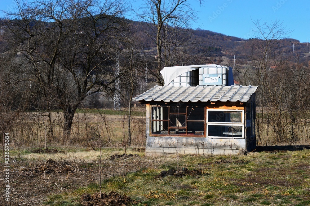 Obraz premium a small house made of windows