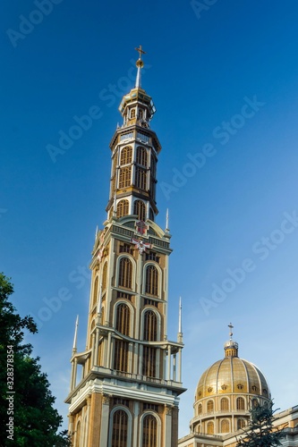 Obraz na płótnie kopuła i wieża w Licheniu w salonie