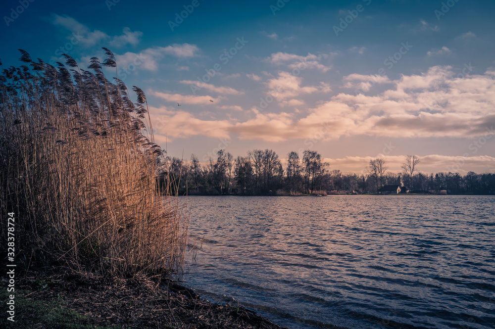 Spaziergang am See bei Sonnenuntergang Spaziergang am See bei Sonnenuntergang