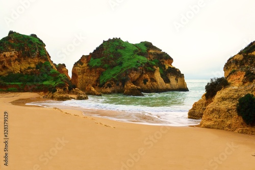 paesaggio naturale della bellissima baia Praia dos Três Irmãos situata ad Alvor, nel comune di Portimão, nel distretto di Faro, nella regione dell'Algarve in Portogallo
