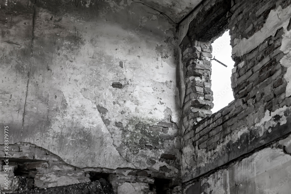 Obraz premium Interno di casa abbandonata e disabitata con finestra aperta e muri di mattoni. Rudere.