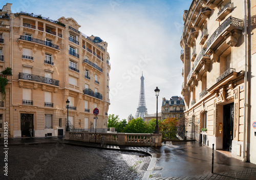 Fototapeta Naklejka Na Ścianę i Meble -  eiffel tour and Paris street