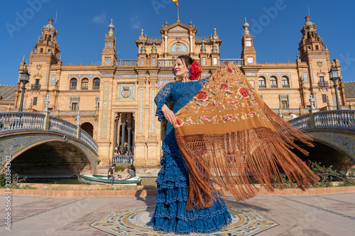 Mujer bailando flamenco en Sevilla Andalucía España