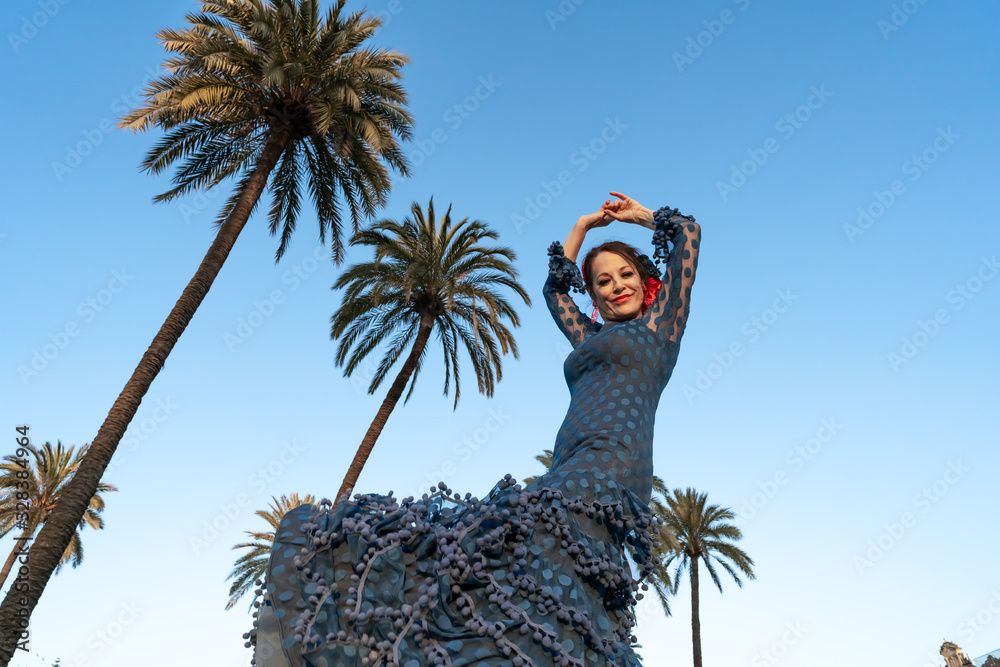 Fototapeta premium Mujer bailando flamenco en Sevilla Andalucía España