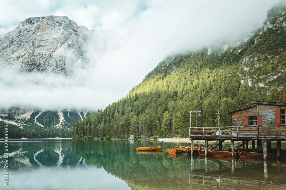 Fototapeta premium Der Pragser Wildsee vor seinen Dolomiten