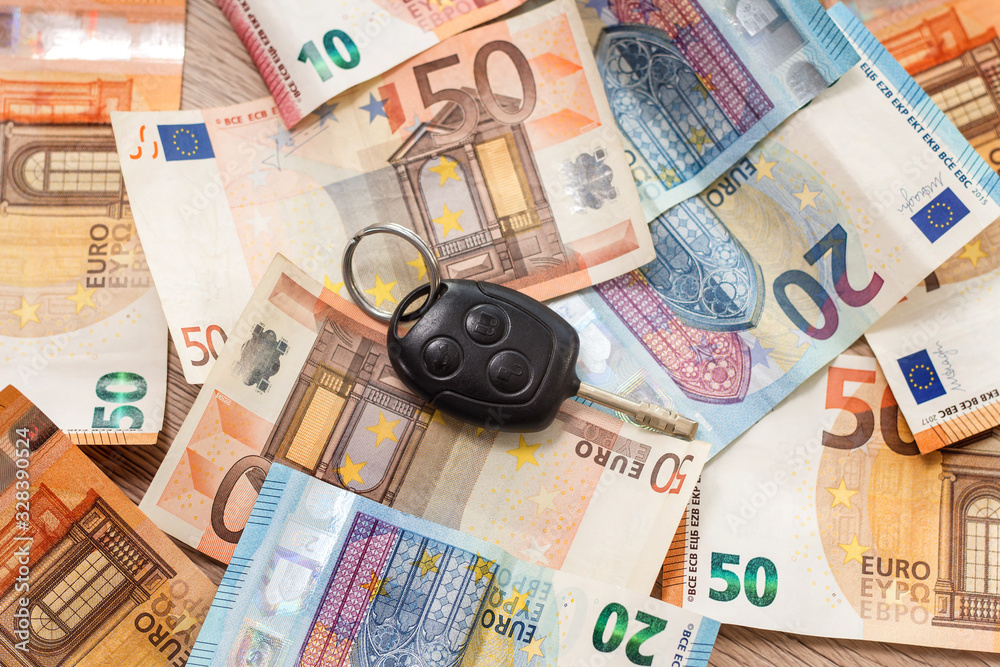 Kluczyki do auta leżą na banknotach o nominałach 20 i 50 Euro.