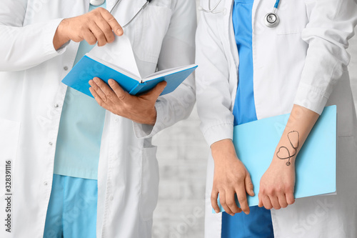 Doctors discussing somethin...