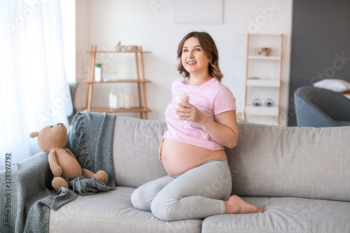 Beautiful pregnant woman dr...