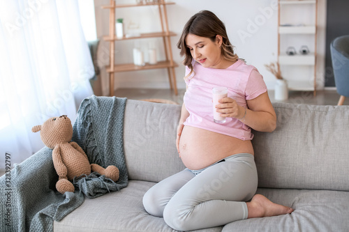 Beautiful pregnant woman dr...