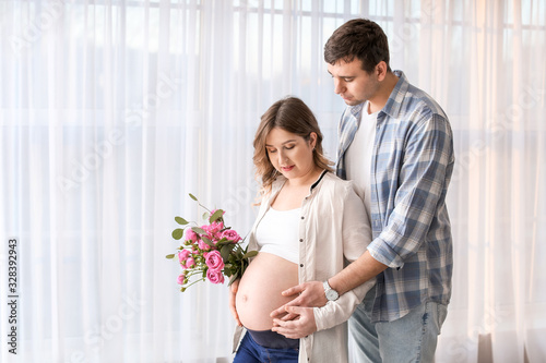 Beautiful pregnant couple w...