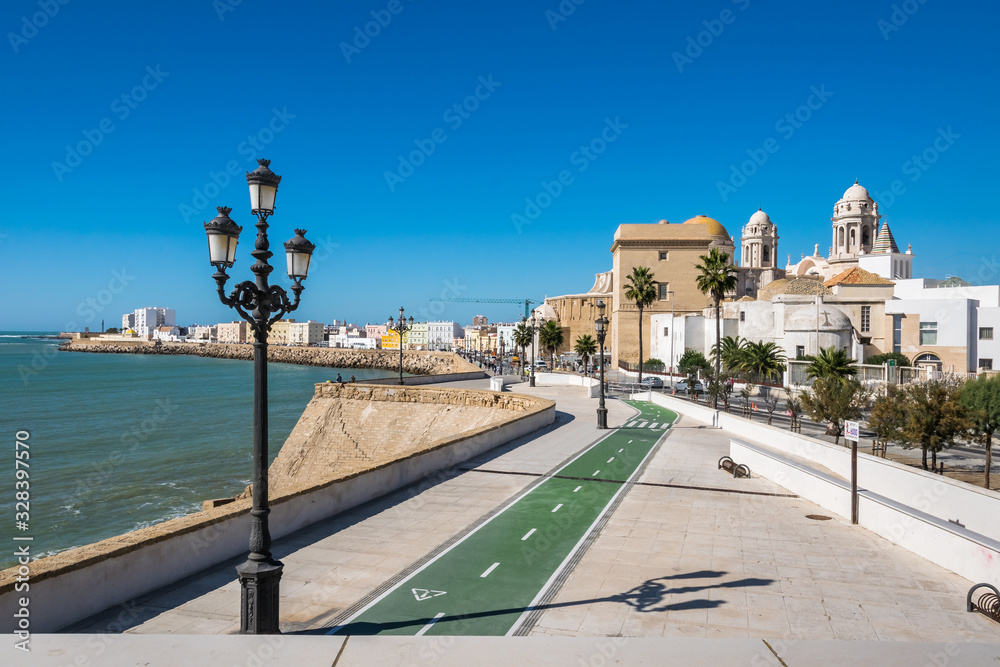 Fototapeta premium Seaside road Avenida Campo del Sur with the Catedral de Cadiz in Spain