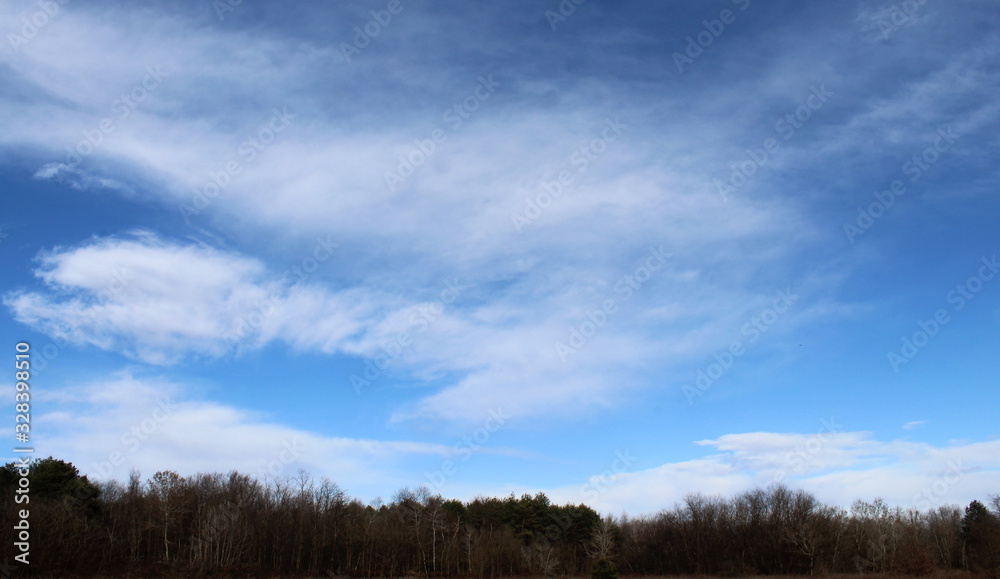 cielo e nuvole in campagna in primavera	