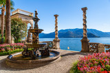 La monumentale fontana in un giardino di una meravigliosa villa sul Lago di Como, Lombardia, Italia