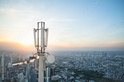 Quadro su tela Telecommunication tower with 5G cellular network antenna on city background