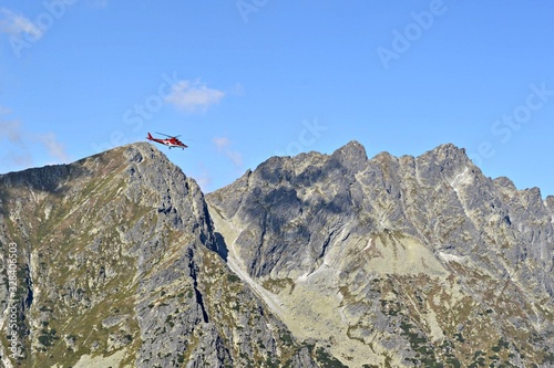 Śmigłowiec ratunkowy nad górami, Tatry, Słowacja