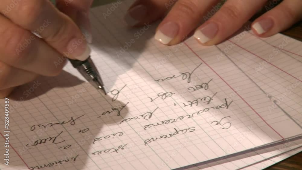 giovane sposa scrive una lettera d'amore al proprio uomo