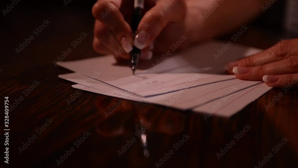 giovane sposa scrive una lettera d'amore al proprio uomo