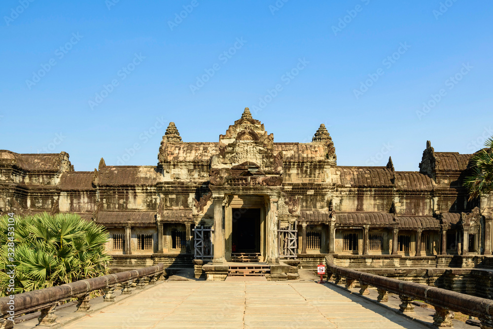 La sortie du Pavillon d'entrée vue de la Voie Royale dans le domaine des temples de Angkor, au Cambodge